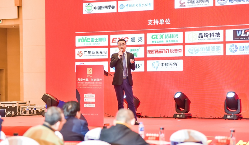 太龍智顯剖析智慧路燈(LED燈桿屏)落地經(jīng)驗(yàn) 太龍智顯剖析智慧路燈(LED燈桿屏)落地經(jīng)驗(yàn)